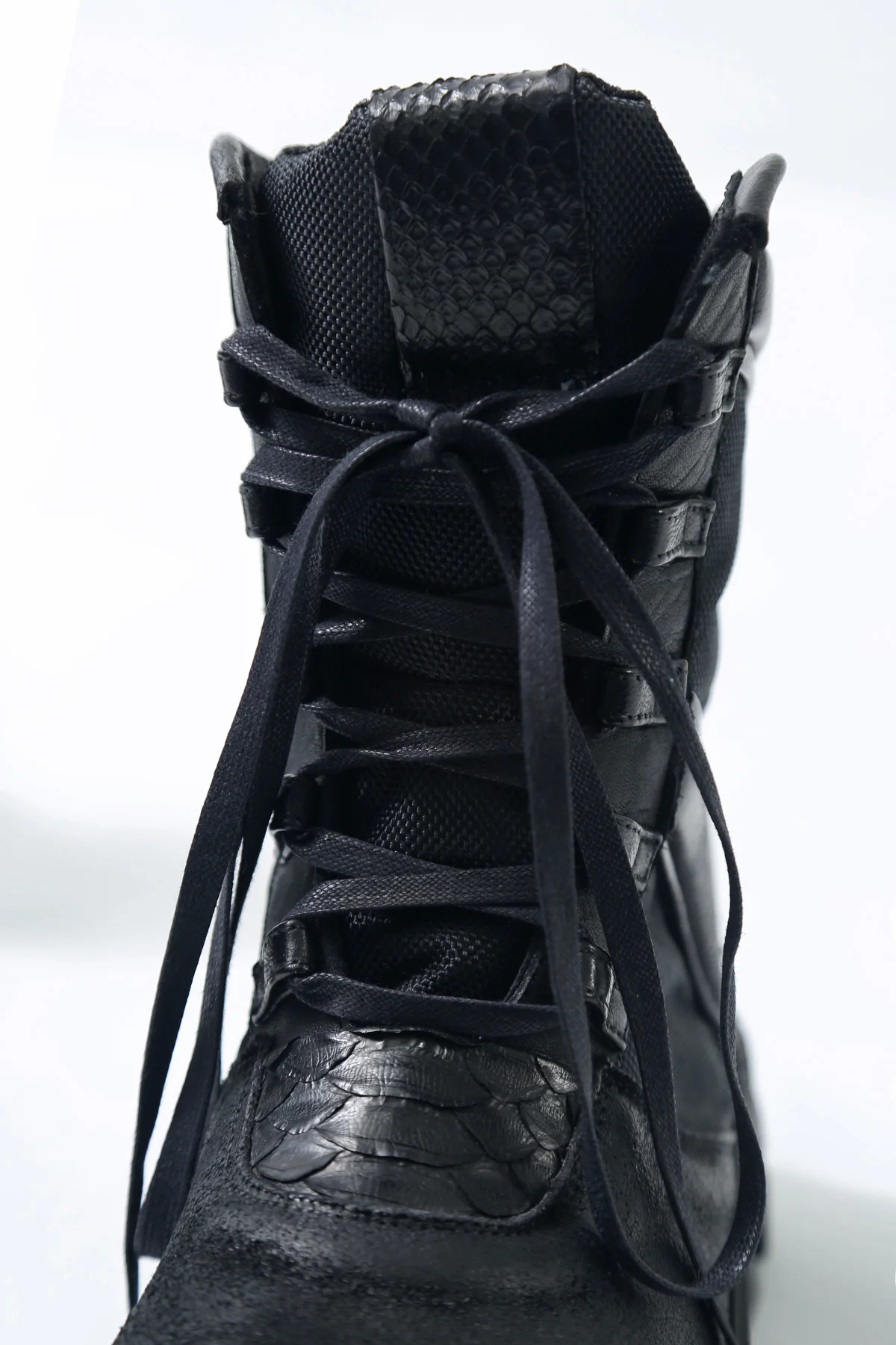 1801-BO08 Black Metal Sneaker 03 - Image 14