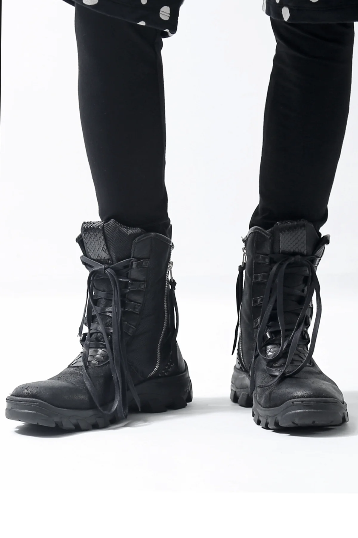 1801-BO08 Black Metal Sneaker 03 - Image 3