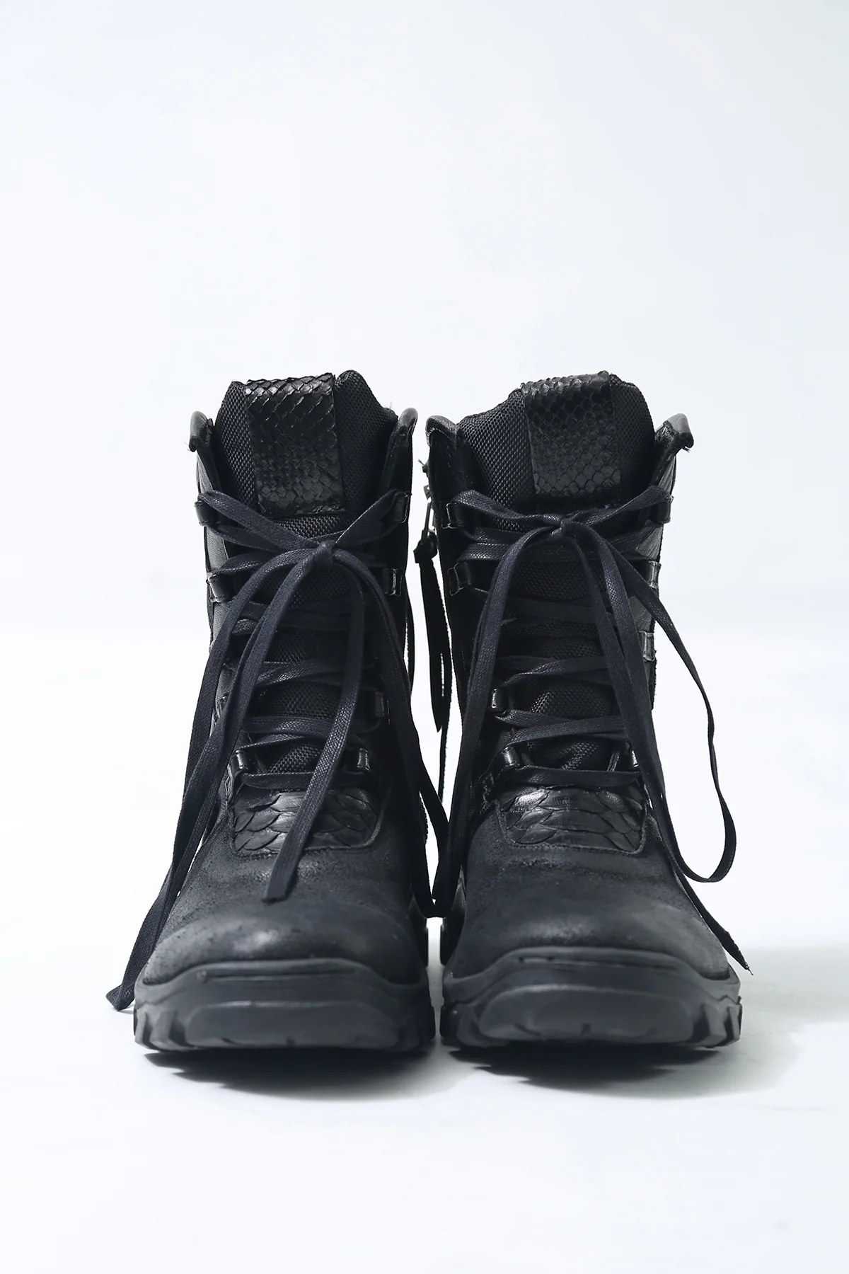 1801-BO08 Black Metal Sneaker 03 - Image 4