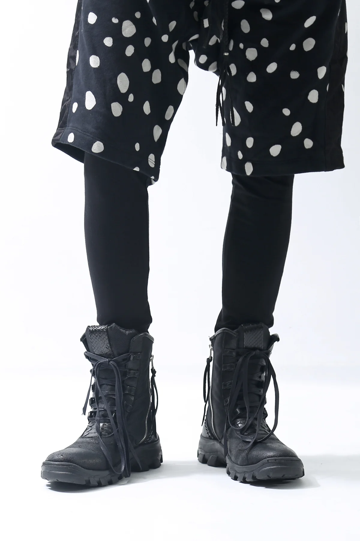 1801-BO08 Black Metal Sneaker 03 - Image 8