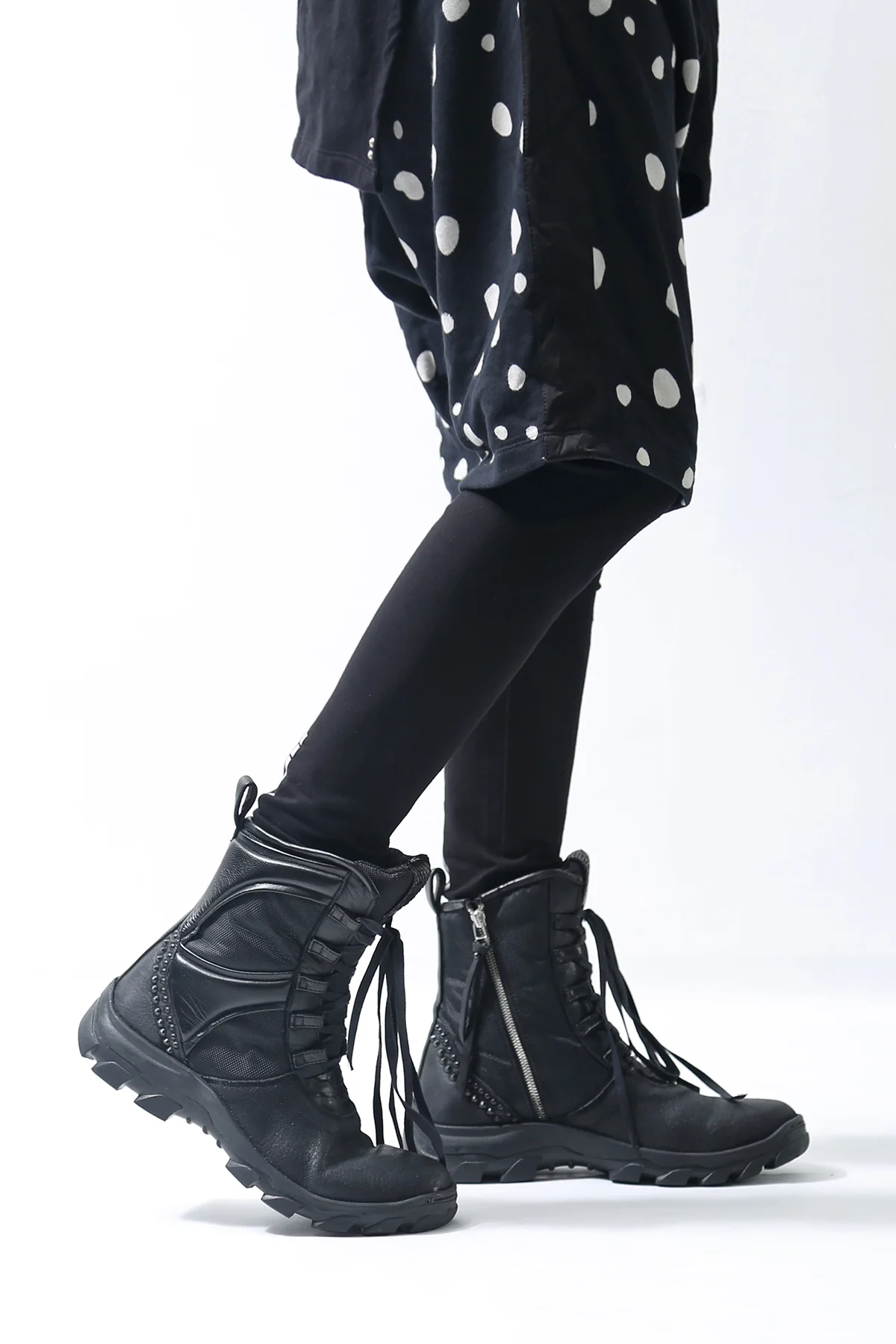 1801-BO08 Black Metal Sneaker 03 - Image 9