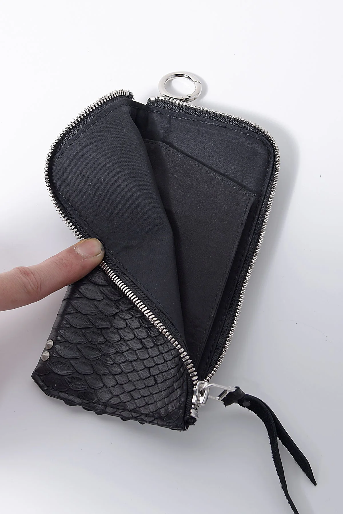 2202-W05B Drop Purse 02 Black - Image 13